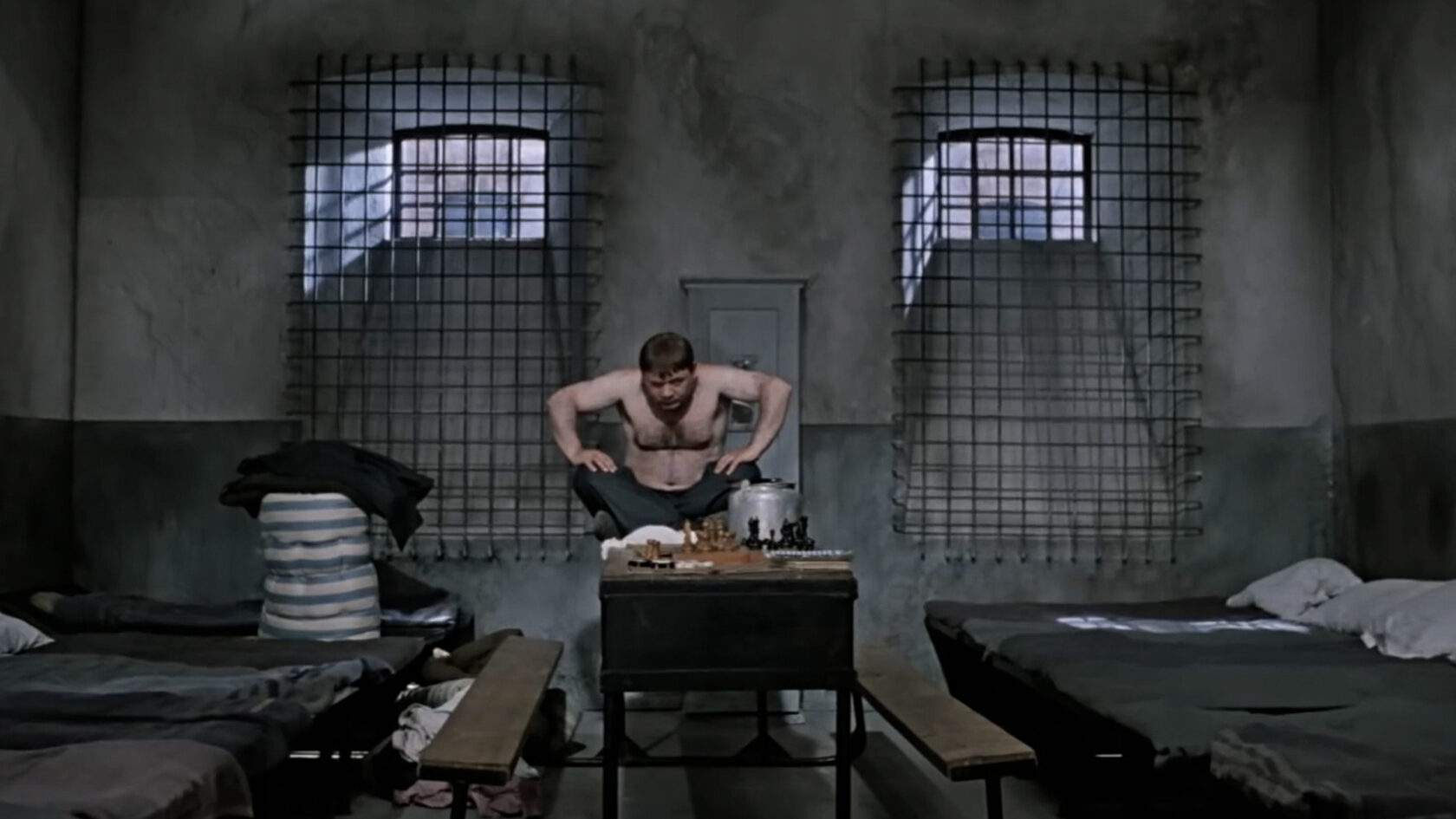 Хата сброшены на пол подушки. Джентльмены удачи Леонов в тюрьме. Джентльмены удачи кадры в тюрьме. Джентльмены удачи кадры в камере.
