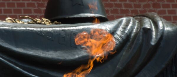 Кремль девори ёнидаги Номаълум аскар қабри. - Sputnik Ўзбекистон