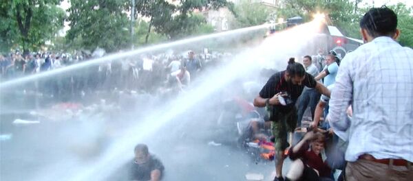 Спутник_Полиция Еревана водометами разгоняла несогласных с ростом цен на электричество - Sputnik Узбекистан