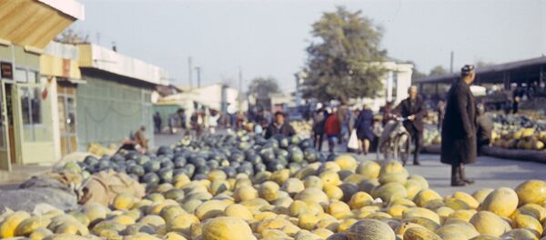 На уличном базаре На уличном базаре - Sputnik Узбекистан