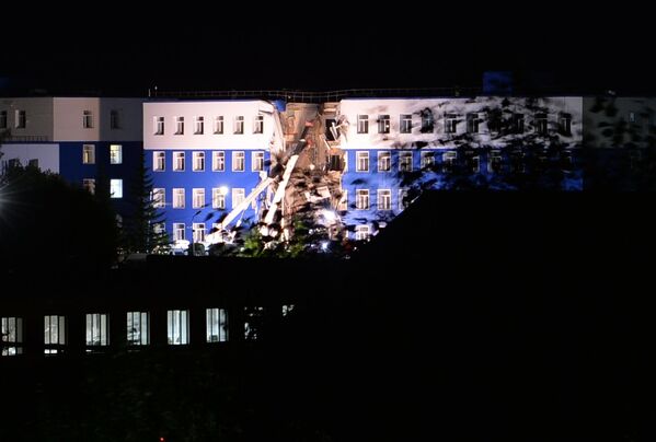 Обрушение крыши учебного центра ВДВ в Омской области - Sputnik Узбекистан