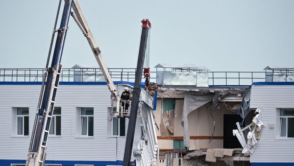 Обрушение здания учебного центра ВДВ в Омской области. Фото с места событий - Sputnik Узбекистан