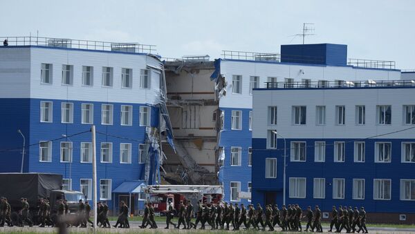 Обрушение здания учебного центра ВДВ в Омской области.1 - Sputnik Узбекистан