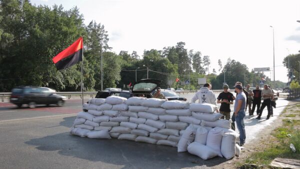 Бойцы Правого сектора поставили стену из мешков с песком на въезде в Киев - Sputnik Узбекистан