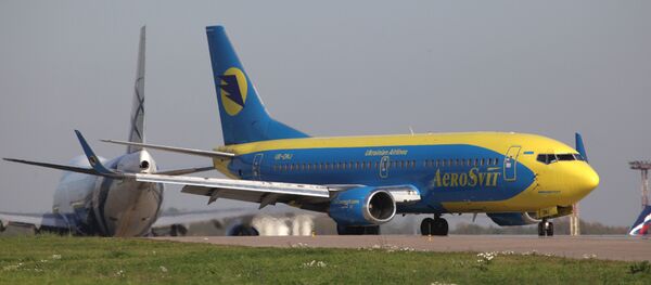 Самолет Боинг-737 украинского авиаперевозчика АэроСвит - Sputnik Узбекистан