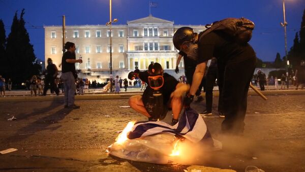 Протестующие забросали полицию коктейлями Молотова на митинге в Афинах - Sputnik Узбекистан