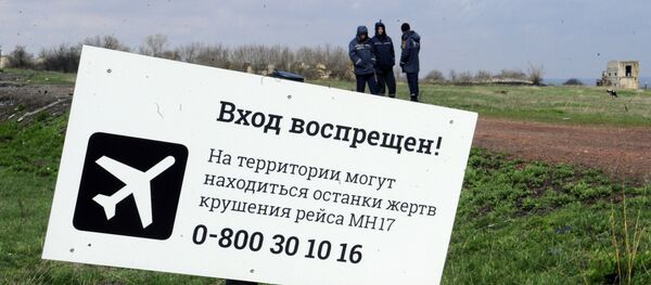Эксперты из Нидерландов и Малайзии на месте крушения Боинга МН17 Эксперты из Нидерландов и Малайзии на месте крушения Боинга МН17 - Sputnik Узбекистан