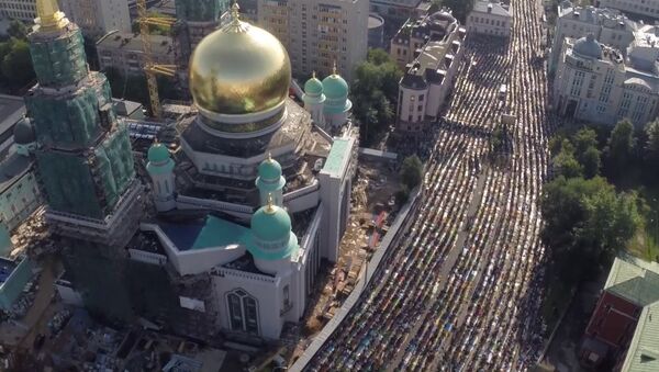 Молящиеся мусульмане заполнили улицы Москвы на празднике Ураза-байрам - Sputnik Узбекистан