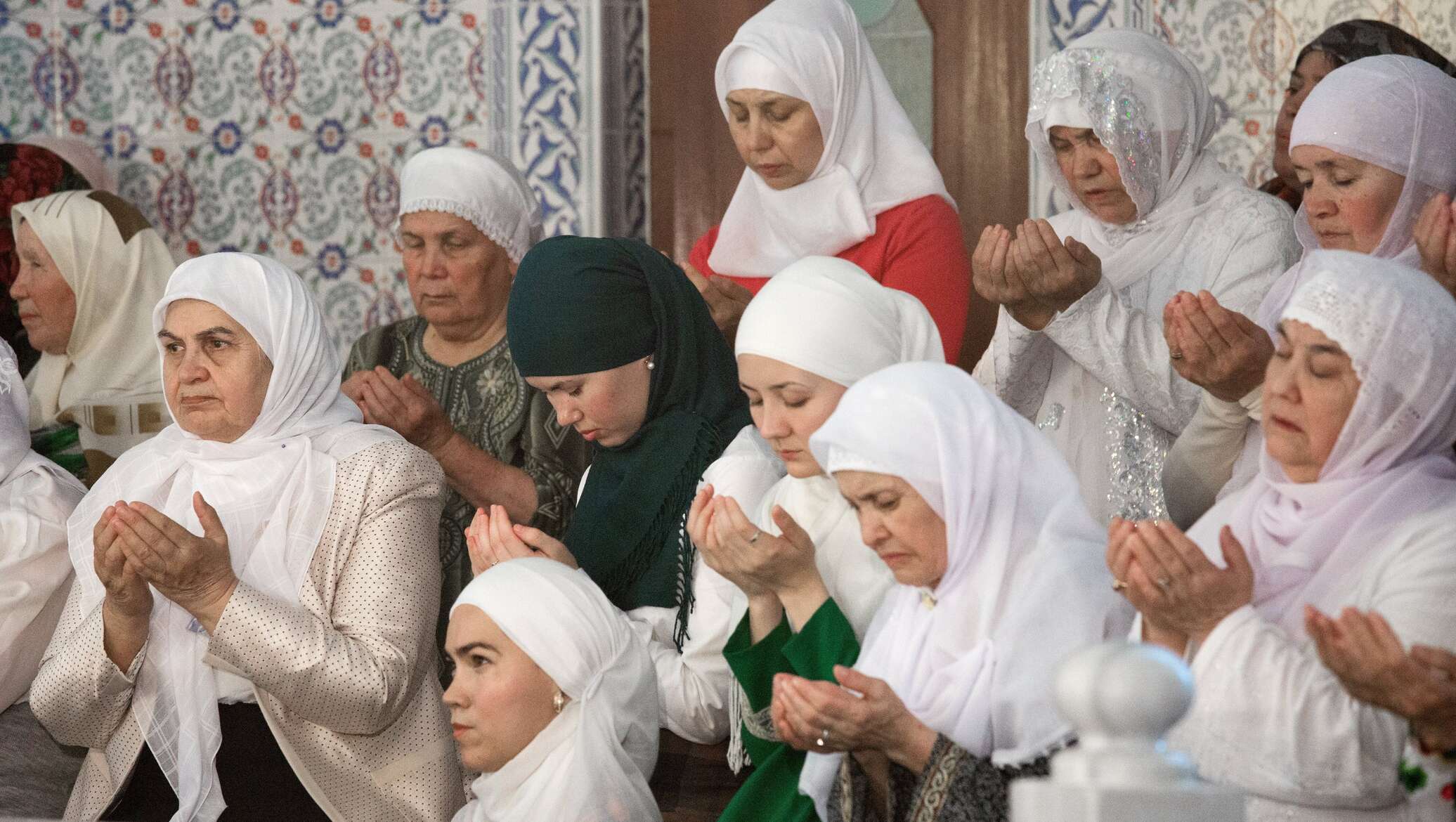 Девушка ураза. Женщины в мечети. Женщины молятся в мечети. Татары мусульмане женщины. Женщины в мусульманском храме.