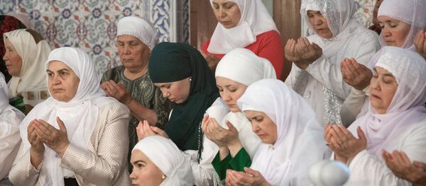 Дуо қилаётган аёллар - Sputnik Ўзбекистон