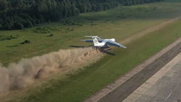 Взлет и посадка на грунт: экипажи Ил-76 показали сложнейший элемент летной подготовки - Sputnik Ўзбекистон