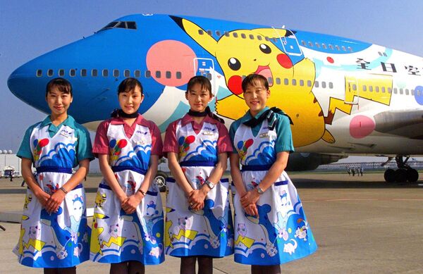 Стюардессы японской авиакомпании All Nippon Airways напротив самолета Pokemon (Pocket Monsters), 1999 год - Sputnik Узбекистан
