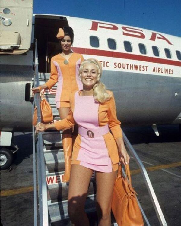 Стюардессы авиакомпании Pacific Southwest Airlines в 1960 годах  - Sputnik Узбекистан