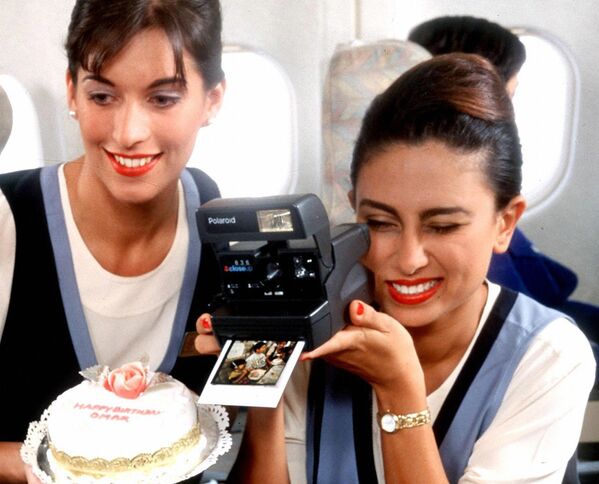 Бортпроводницы авиакомпании United Arab Emirates во время празднования дня рождения ребенка на борту самолета, 1997 год  - Sputnik Узбекистан
