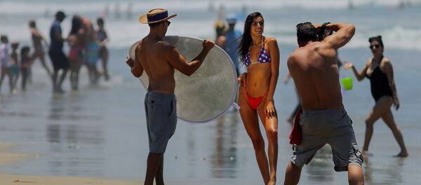 АҚШ Сан-Диего пляжида аёл суратга тушмоқда. 04.07.20 АҚШ Сан-Диего пляжида аёл суратга тушмоқда. 04.07.20 - Sputnik Ўзбекистон