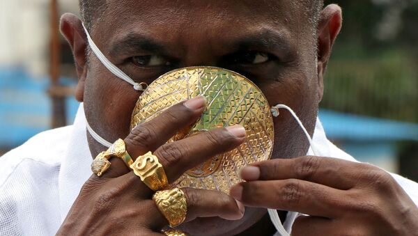 Shankar Kurxeyd v zashitnoy maske iz zolota v indiyskom gorode Puna - Sputnik O‘zbekiston