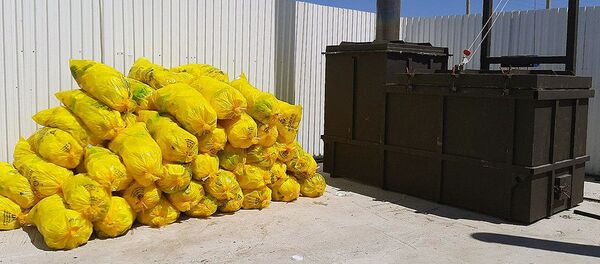 Утилизация использованных масок и костюмов в карантинной зоне под Ташкентом Утилизация использованных масок и костюмов в карантинной зоне под Ташкентом - Sputnik Ўзбекистон