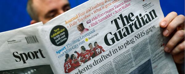 Мужчина с газетой The Guardian - Sputnik Узбекистан