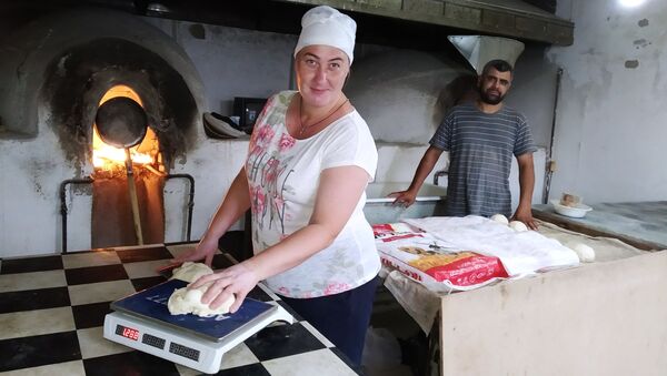 Татьяна и Шароф Баратовы в своей пекарне в Бухаре - Sputnik Узбекистан