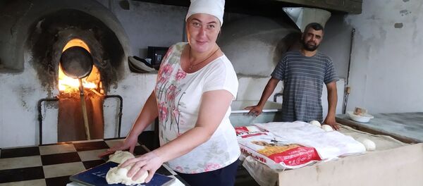 Татьяна и Шароф Баратовы в своей пекарне в Бухаре - Sputnik Узбекистан