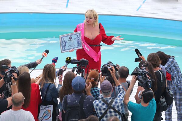 Мила Кузнецова - рекордсменка Украины в номинации Самая большая женская натуральная грудь - Sputnik Ўзбекистон