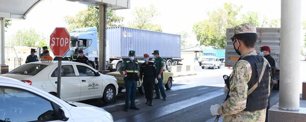 Сотрудники ДПС и Национальной гвардии на посту в Ташкенте - Sputnik Ўзбекистон