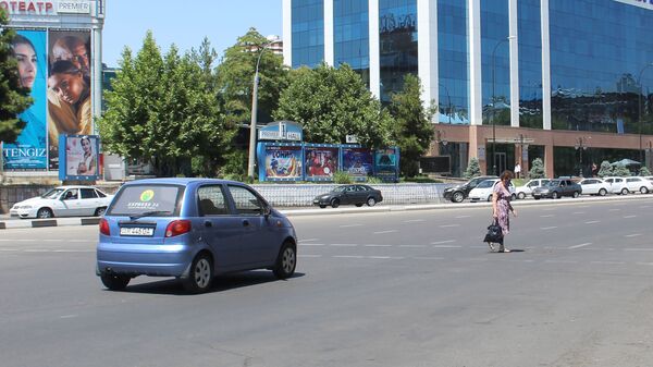 Машина и пешеход в Ташкенте - Sputnik Узбекистан