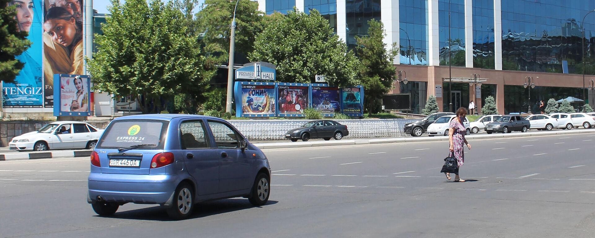 Машина и пешеход в Ташкенте - Sputnik Ўзбекистон, 1920, 24.02.2021