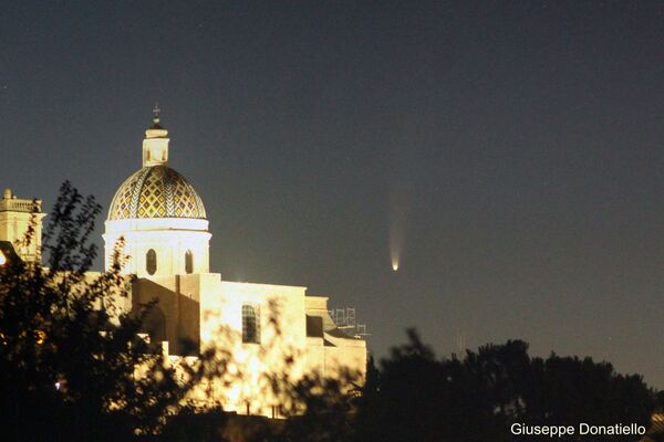 Комета NEOWISE в небе над Орийским собором в Италии  - Sputnik Узбекистан