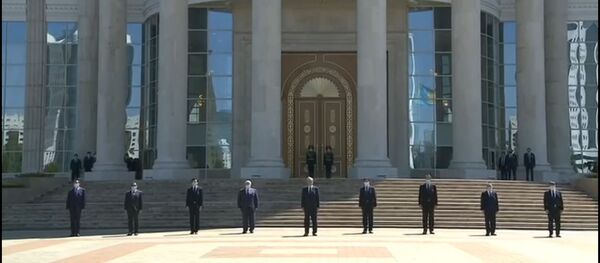 Президент Касым-Жомарт Токаев и должностные лица собрались перед резиденцией Акорда, чтобы почтить память жертв пандемии коронавируса - Sputnik Ўзбекистон