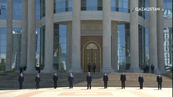 Президент Касым-Жомарт Токаев и должностные лица собрались перед резиденцией Акорда, чтобы почтить память жертв пандемии коронавируса - Sputnik Ўзбекистон