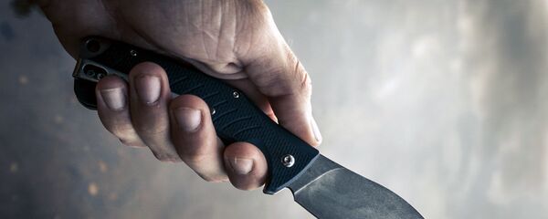 Нож в руке. Иллюстративное фото Нож в руке. Иллюстративное фото - Sputnik Ўзбекистон