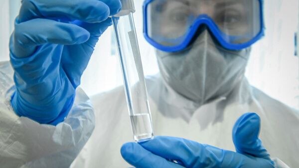 Медицинский работник держит в руках тест на коронавирус - Sputnik Ўзбекистон