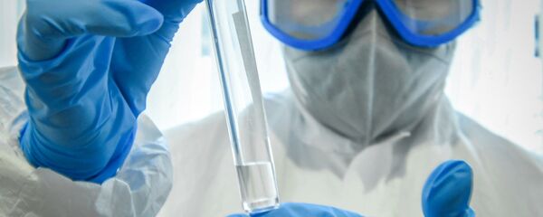 Медицинский работник держит в руках тест на коронавирус - Sputnik Ўзбекистон