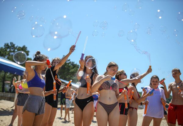 Подростки пускают мыльные пузыри во Всероссийском детском центре Орлёнок в Туапсинском районе Краснодарского края - Sputnik Узбекистан