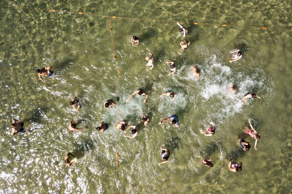Подростки купаются в море во Всероссийском детском центре Орленок в Туапсинском районе Краснодарского края - Sputnik Узбекистан