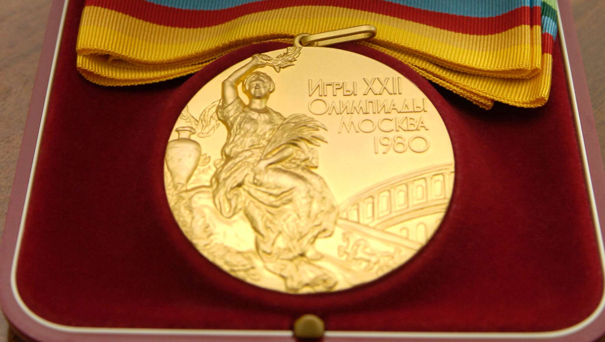 Золотая медаль из золота. Золотые медали олимпиады 1980. Золотая медаль Москва 1980. Олимпийские медали Москва 1980.