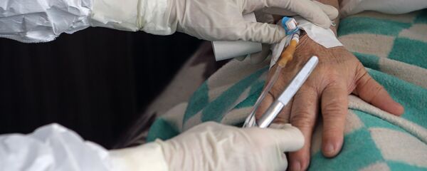 Meditsinskiy rabotnik vo vremya postanovki kapelnisi - Sputnik O‘zbekiston