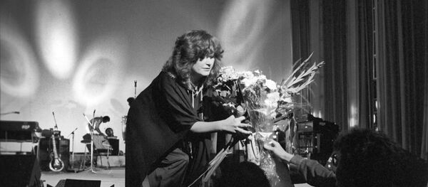 Заслуженная артистка РСФСР, певица Алла Пугачева на концерте, который прошел в Москве в рамках открытия Олимпиады-80. - Sputnik Узбекистан