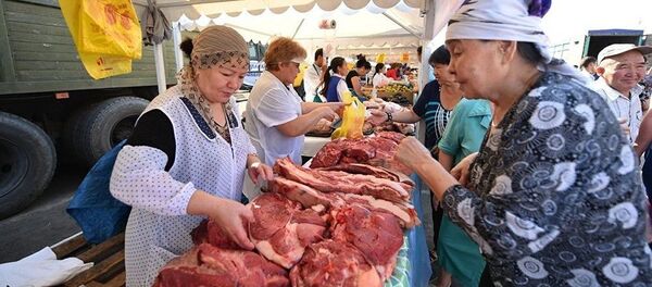 Продажа мяса на одном из рынков в Казахстане Продажа мяса на одном из рынков в Казахстане - Sputnik Ўзбекистон