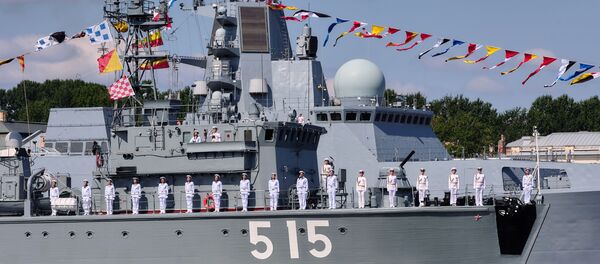 Базовый тральщик БТ-115 Павел Хенов и сторожевой корабль проекта 22350 (фрегат) Адмирал флота Касатонов  - Sputnik Узбекистан