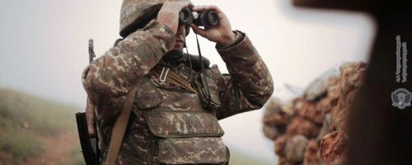 Армянский военнослужащий на боевой позиции - Sputnik Узбекистан