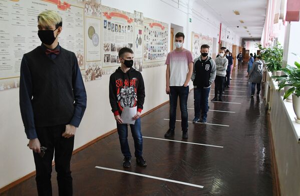 Школьники перед началом единого государственного экзамена в средней общеобразовательной школе №13 Владивостока - Sputnik Узбекистан