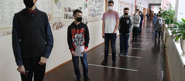 Школьники перед началом единого государственного экзамена в средней общеобразовательной школе №13 Владивостока Школьники перед началом единого государственного экзамена в средней общеобразовательной школе №13 Владивостока - Sputnik Ўзбекистон