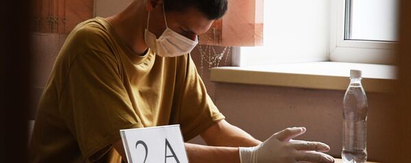 Школьники перед началом единого государственного экзамена в средней общеобразовательной школе №13 Владивостока Школьники перед началом единого государственного экзамена в средней общеобразовательной школе №13 Владивостока - Sputnik Ўзбекистон
