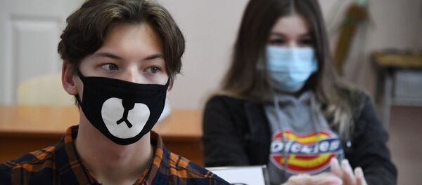 Школьники перед началом единого государственного экзамена в средней общеобразовательной школе №13 Владивостока Школьники перед началом единого государственного экзамена в средней общеобразовательной школе №13 Владивостока - Sputnik Ўзбекистон