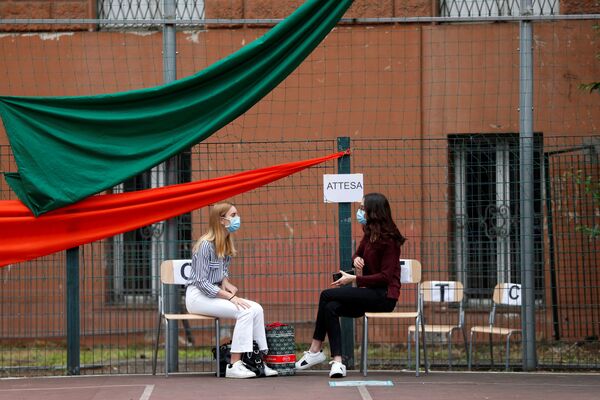 Студенты во время сдачи экзаменов в Риме, Италия  - Sputnik Узбекистан