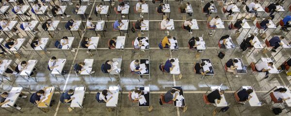 Студенты сдают вступительный экзамен в университет Студенты сдают вступительный экзамен в университет - Sputnik Ўзбекистон