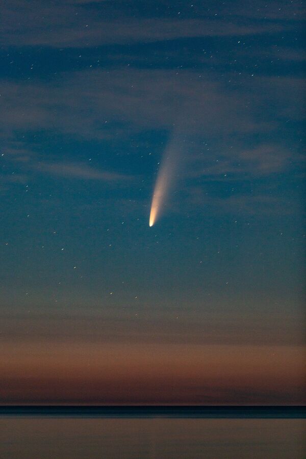 Kanada osmonida NEOWISE kometa parvozi. - Sputnik O‘zbekiston