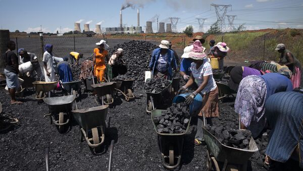 Женщины набирают уголь в тачки в ЮАР - Sputnik Узбекистан